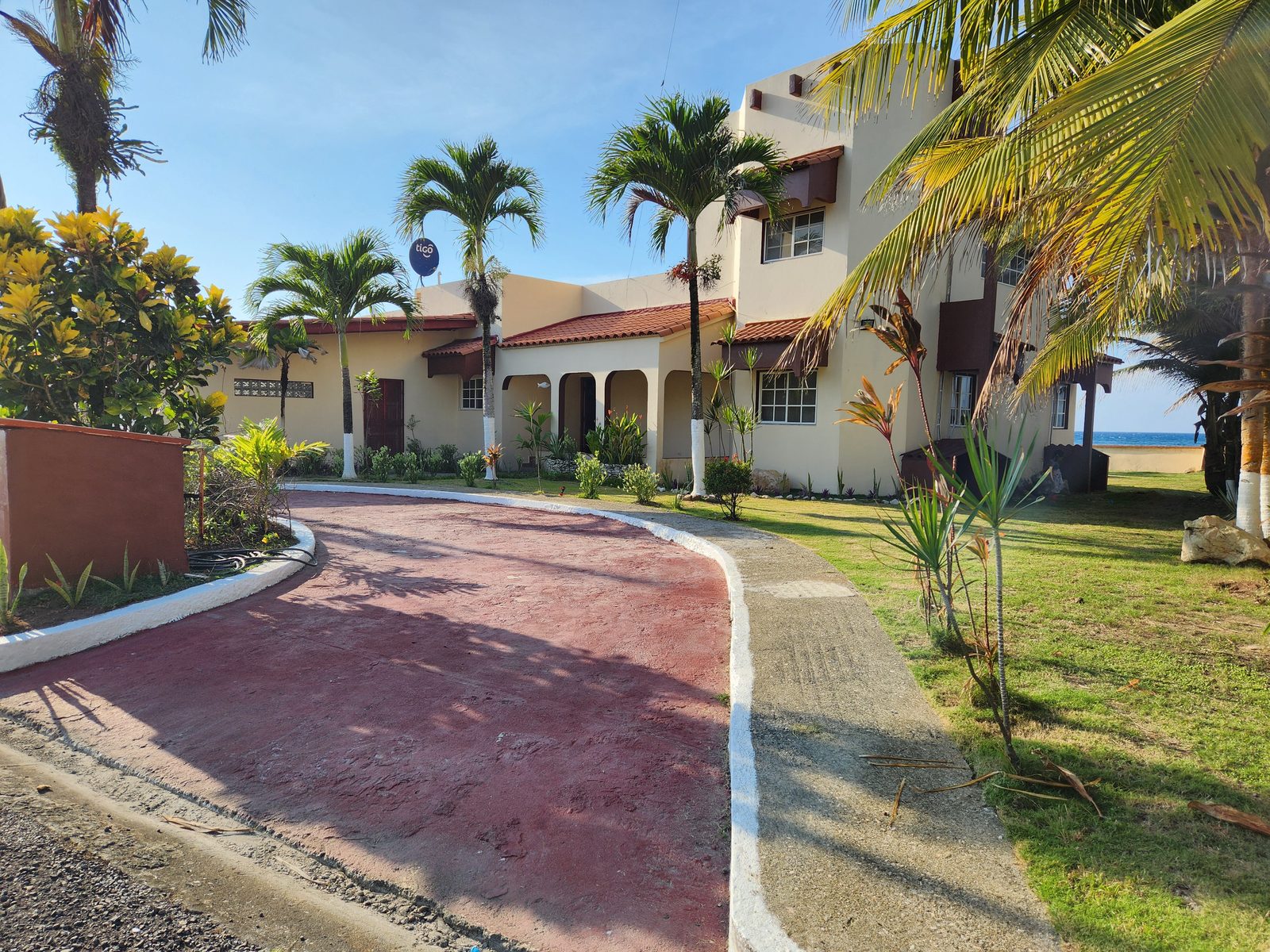 Exterior with circular driveway